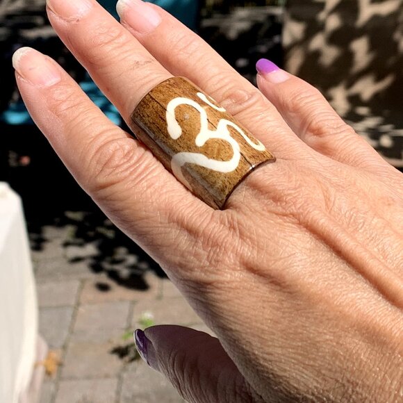 Vtg Unique Natural Wood with Om Inlay Ring - Picture 2 of 8